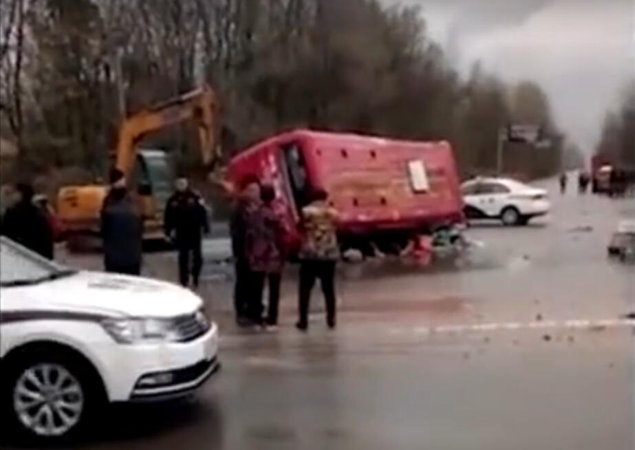 信陽9人車禍信陽突發(fā)車禍?zhǔn)录?，九人受傷，事故深度解?></div><div   id=