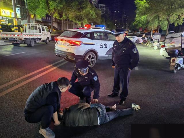 男子精神疾病突發(fā)怕傷人求助警察男子精神疾病突發(fā)，怕傷人求助警察，一次緊急的救援行動