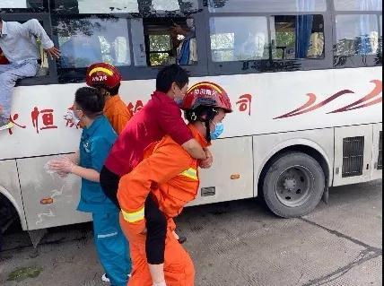 信陽(yáng)嚴(yán)重車禍信陽(yáng)發(fā)生嚴(yán)重車禍，緊急救援進(jìn)行中