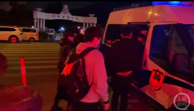 浙江反詐抓捕現(xiàn)場(chǎng)堪比大片浙江地區(qū)的反詐抓捕現(xiàn)場(chǎng)確實(shí)堪比大片。警方通過(guò)精密的偵查和高效的行動(dòng)，成功破獲了一系列電信網(wǎng)絡(luò)詐騙案件，抓捕了多名涉案嫌疑人。這些抓捕行動(dòng)通常都在短時(shí)間內(nèi)完成，警方利用高科技手段進(jìn)行追蹤和定位，迅速鎖定目標(biāo)并展開(kāi)行動(dòng)。