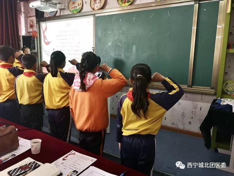 短劇招“爸媽”日薪5000先花4萬培訓(xùn)這個短劇招聘爸媽并支付日薪5000，但需要參與者先花費4萬進行培訓(xùn)的提議，聽起來非常不尋常，甚至有些令人懷疑其真實性。在決定是否參與此類活動之前，有幾個重要的因素需要考慮