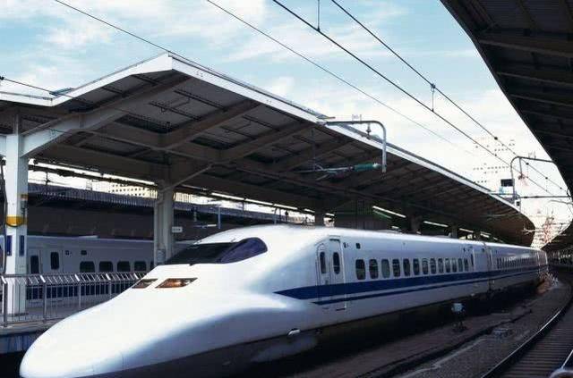 高鐵車長撿到百萬黃金 視頻高鐵車長意外撿到百萬黃金，事件視頻曝光引發(fā)社會熱議