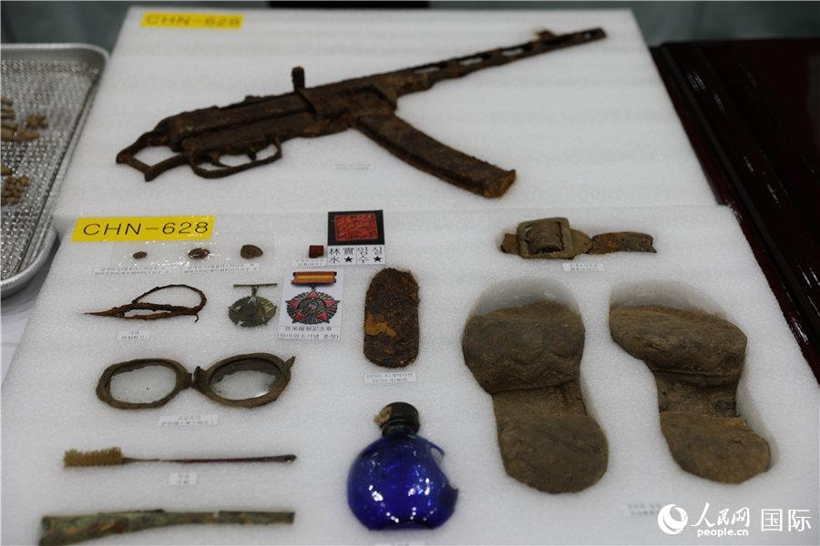 這些抗美援朝烈士遺物令人動(dòng)容抗美援朝烈士遺物展現(xiàn)了他們的英勇事跡和無(wú)私奉獻(xiàn)精神，令人動(dòng)容。這些遺物包括他們的衣物、武器、獎(jiǎng)?wù)隆⒆C書(shū)等，每一件都承載著烈士們的英勇事跡和犧牲精神。