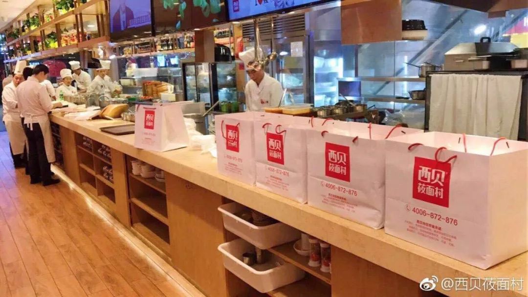 西貝向顧客開(kāi)放后廚西貝是一家知名的連鎖餐飲企業(yè)，為了提高透明度和顧客滿意度，確實(shí)采取了向顧客開(kāi)放后廚的措施。