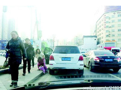 女司機(jī)開奔馳接娃停路中間致大堵車女司機(jī)開奔馳接娃停車路中間引發(fā)大堵車事件深度解析