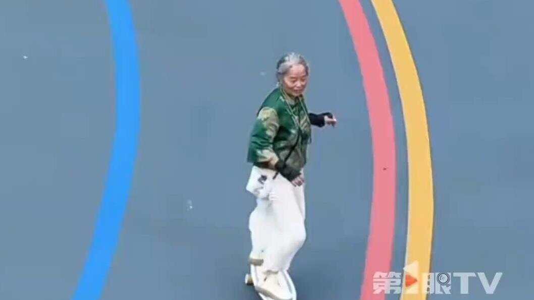 68歲奶奶玩3年滑板化身“追風(fēng)少女”追風(fēng)少女！68歲奶奶玩滑板三年驚艷全網(wǎng)