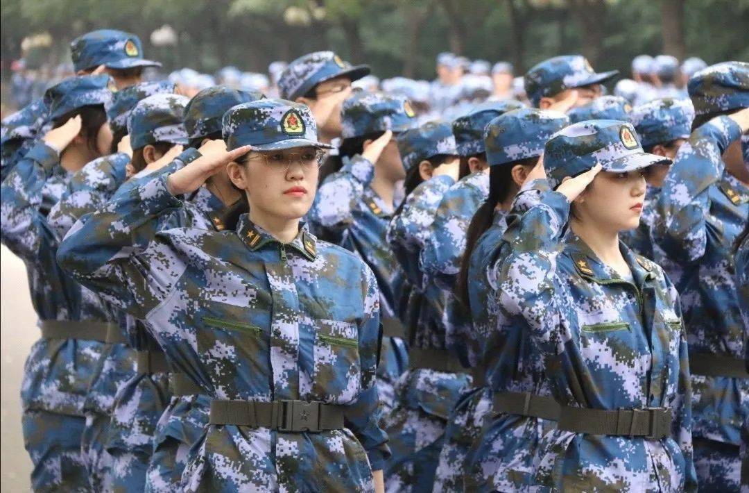 聽障大學(xué)生軍訓(xùn)方陣正步整齊劃一聽到關(guān)于聽障大學(xué)生軍訓(xùn)方陣正步整齊劃一的消息，讓人感到十分震撼和感動。