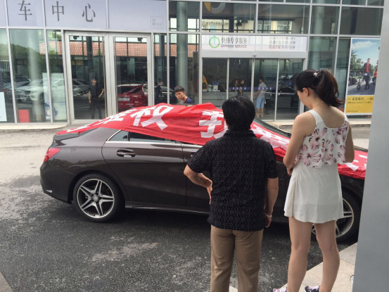女車主坐奔馳哭訴女車主坐奔馳哭訴背后的故事與反思