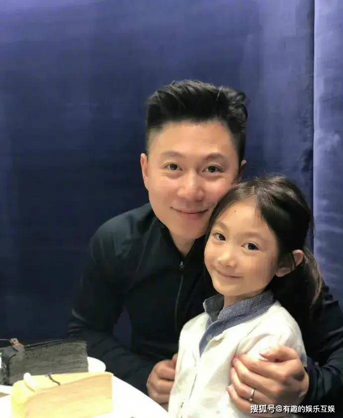 李小鵬13歲女兒參加香港花滑公開(kāi)賽李小鵬女兒閃耀香港花滑公開(kāi)賽，天賦背后的故事與啟示