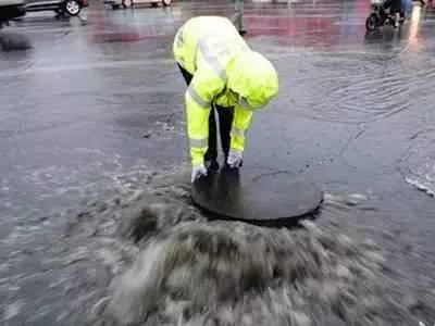 暴雨積水致觸電身亡暴雨積水導(dǎo)致的觸電身亡是一種嚴(yán)重的安全事故，通常發(fā)生在暴雨天氣條件下，由于積水、漏電等原因?qū)е氯藗冇|電身亡。為了避免這種事故的發(fā)生，以下是一些建議