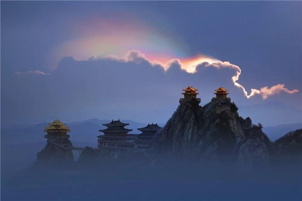 雨后清晨老君山迎來(lái)絕美云海雨后清晨老君山迎來(lái)絕美云海