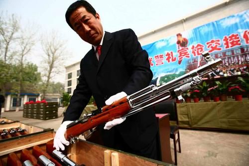 儀仗兵退役時稱禮賓槍是信仰儀仗兵是軍隊中專門負責(zé)禮儀任務(wù)的兵種，他們的職責(zé)是在各種場合展示軍隊的威嚴和形象。禮賓槍作為儀仗兵的重要裝備之一，代表著軍隊的榮譽和尊嚴。因此，儀仗兵退役時稱禮賓槍為信仰，表達了對軍隊職責(zé)的尊重和熱愛，也體現(xiàn)了對軍旅生涯的珍視和留戀。