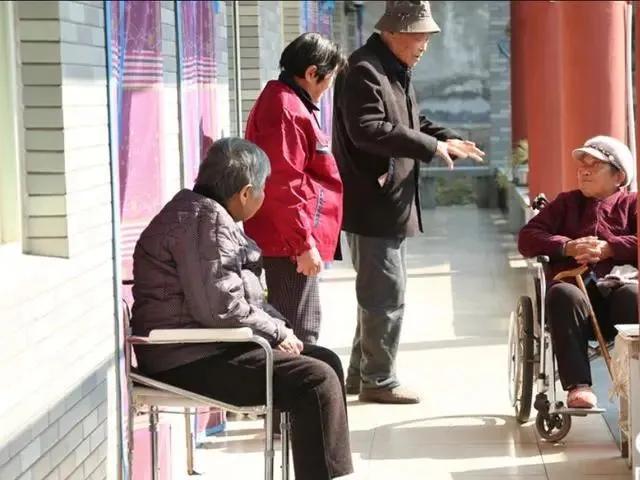 有小學(xué)建議不讓老人接送小孩關(guān)于有小學(xué)建議不讓老人接送小孩的探討