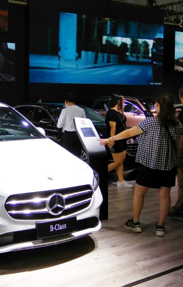女司機(jī)開(kāi)奔馳接娃停路中間致大堵車(chē)近日，一起由于女司機(jī)駕駛奔馳車(chē)停車(chē)在路中間導(dǎo)致的交通擁堵事件引起了廣泛關(guān)注。據(jù)報(bào)道，這位女司機(jī)在接娃時(shí)突然將車(chē)停在路中間，導(dǎo)致后續(xù)車(chē)輛無(wú)法順暢通行，造成了嚴(yán)重的交通擁堵。