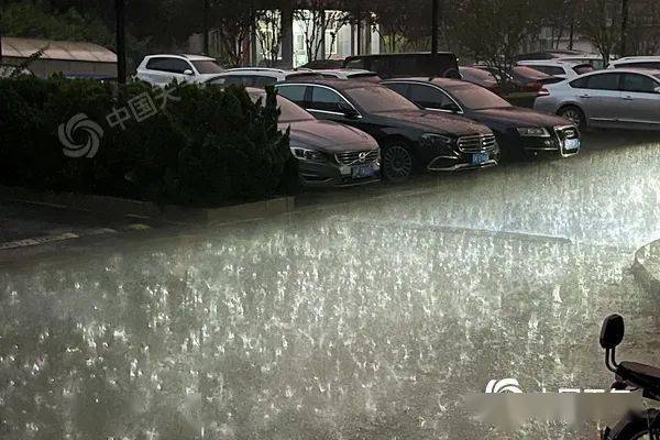 北方地區(qū)10級以上雷暴大風(fēng)來襲北方地區(qū)遭遇罕見雷暴大風(fēng)襲擊，多地出現(xiàn)十級以上的極端天氣現(xiàn)象