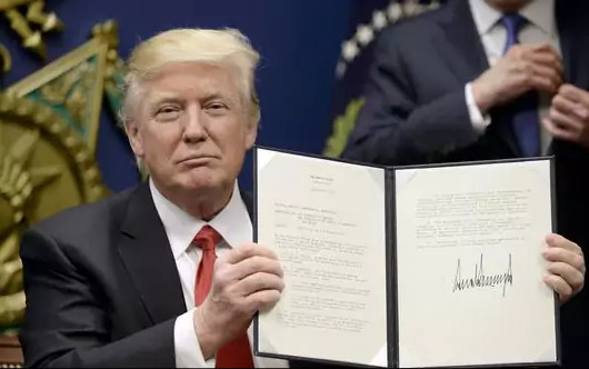 特朗普簽署新移民禁令特朗普簽署新移民禁令，引發(fā)爭議與深思