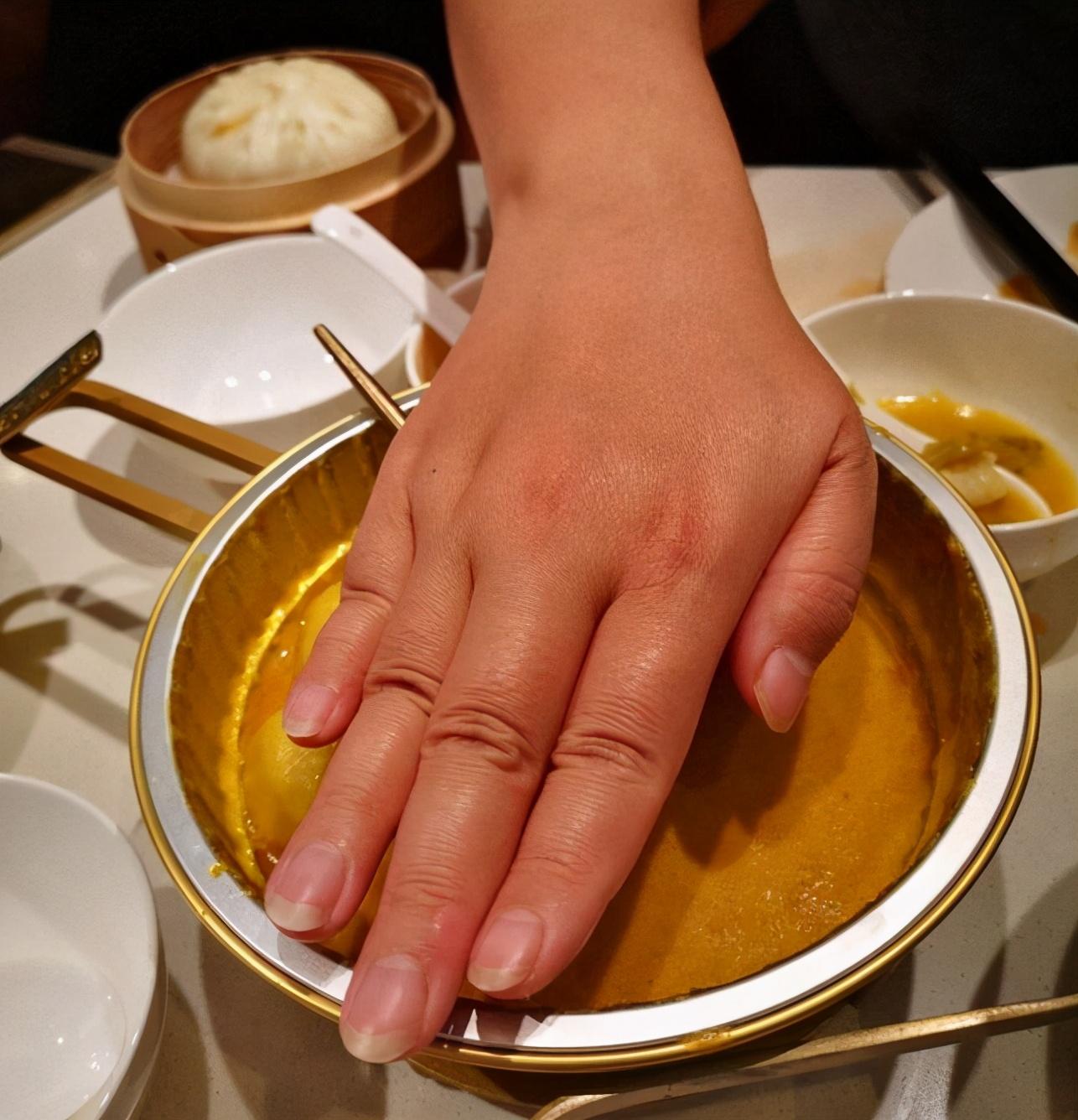 西貝多種蔬菜為冷凍是的，西貝多種蔬菜可以采用冷凍的方式進(jìn)行保存。冷凍是一種有效的保存蔬菜的方法，可以延長其保質(zhì)期并保持其品質(zhì)。在冷凍過程中，蔬菜中的水分會(huì)結(jié)冰，減緩了細(xì)菌和酶的活性，從而防止食品腐敗和變質(zhì)。