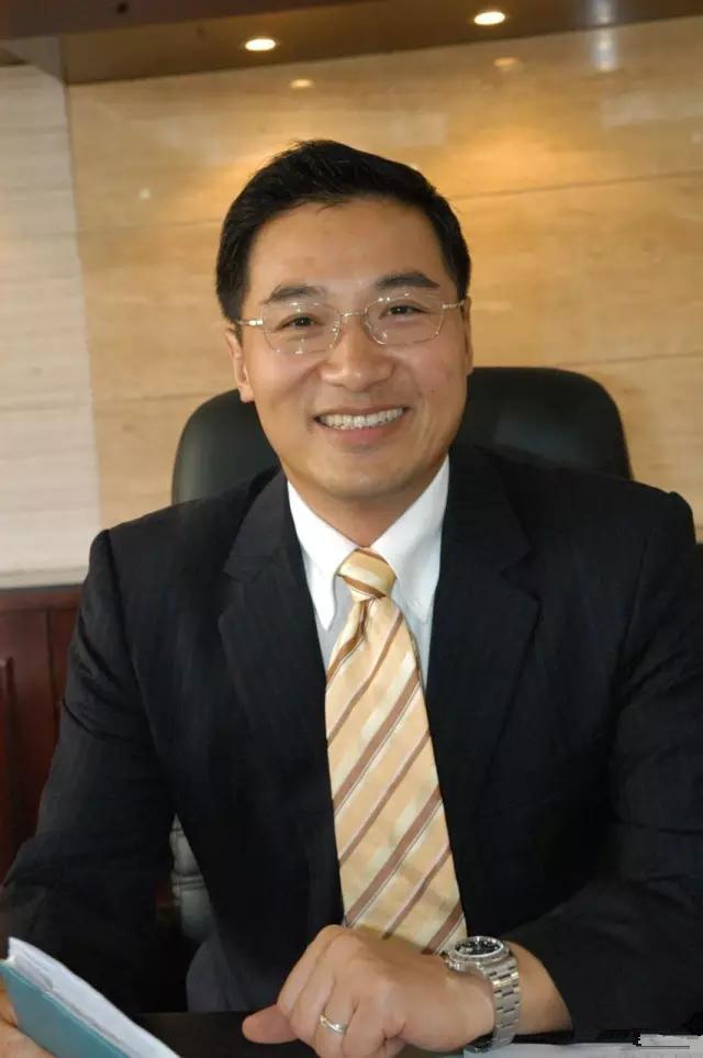 曹德旺現(xiàn)身福耀科技大學(xué)開學(xué)典禮曹德旺現(xiàn)身福耀科技大學(xué)開學(xué)典禮，引領(lǐng)新時代玻璃科技之光