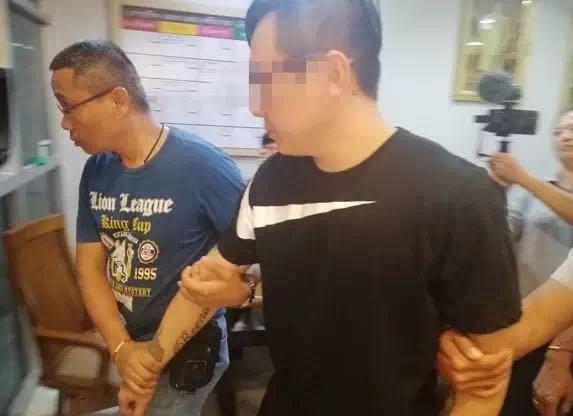 女子將行李箱從43樓拋下辯稱沒拿住據(jù)報道，一名女子將行李箱從43樓拋下，但她聲稱自己沒有拿住這個行李箱。這種行為是非常危險和不負責任的，因為高空拋物的危害極大。即使是無意識的失誤，也應該承擔相應的責任。