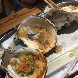 西貝后廚發(fā)現(xiàn)去年生產(chǎn)的南瓜泥,羊腿是真的嗎西貝后廚驚現(xiàn)去年生產(chǎn)南瓜泥，羊腿事件真相揭秘