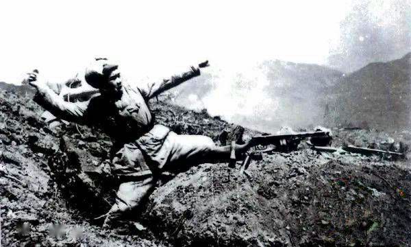 這位志愿軍老戰(zhàn)士為何不停抹淚這位志愿軍老戰(zhàn)士為何不停抹淚，英雄背后的故事與情感