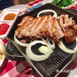 西貝烤羊腿西貝烤羊腿是一道非常受歡迎的中餐菜肴，以其獨特的口感和香味而聞名。