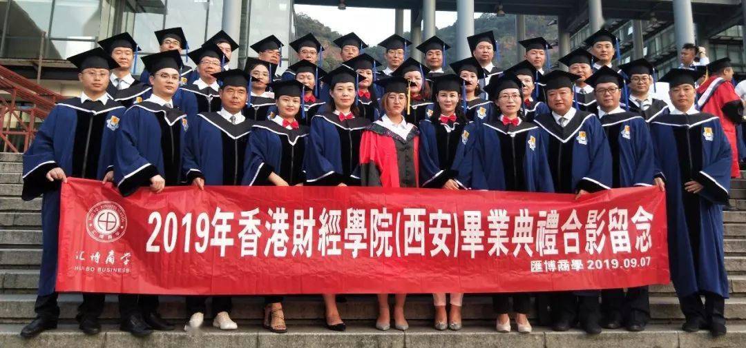 何超瓊現(xiàn)身福耀科技大學(xué)開(kāi)學(xué)典禮何超瓊現(xiàn)身福耀科技大學(xué)開(kāi)學(xué)典禮，共襄盛舉引領(lǐng)新時(shí)代