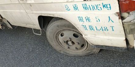 嫉妒同事扎車胎泄憤嫉妒同事扎車胎泄憤，職場中的情緒失控與應(yīng)對(duì)之道