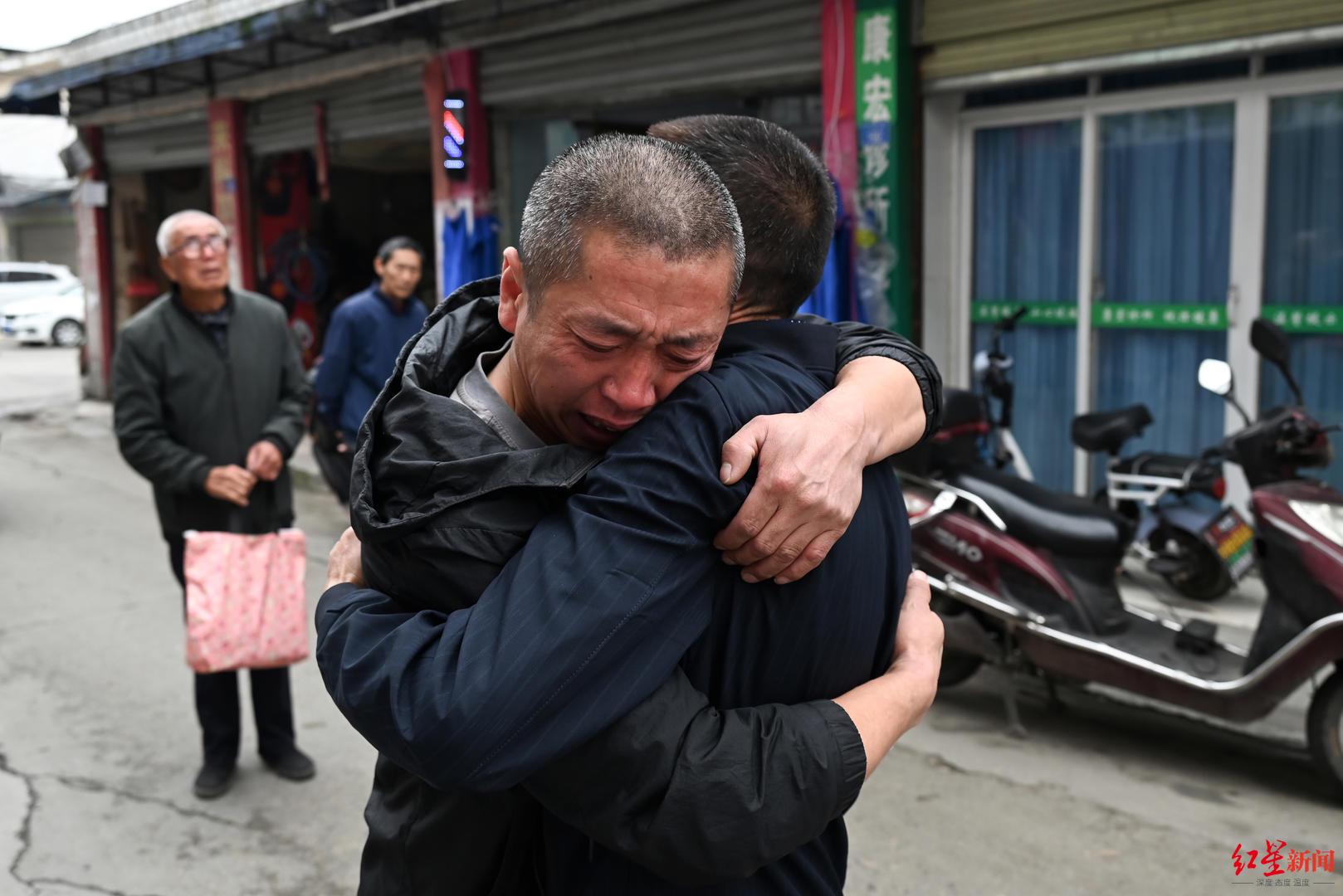 被拐男子流浪32年尋親成功被拐男子流浪32年，終于尋親成功，堅持與希望的力量