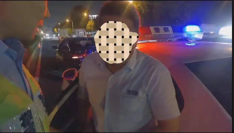 男子8天2次醉駕 被查時(shí)狂扇自己耳光男子在短短八天內(nèi)兩次醉駕被查，并且在被查時(shí)狂扇自己耳光，這種行為不僅嚴(yán)重違反了交通法規(guī)，更是對(duì)自己和他人生命安全的不負(fù)責(zé)任。