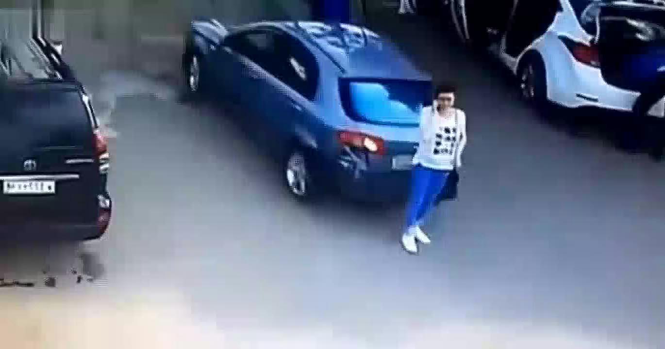 男子開車撞情人丈夫卻撞錯(cuò)了人這是一個(gè)比較復(fù)雜和敏感的情況，涉及到情感、法律和道德等多個(gè)方面。