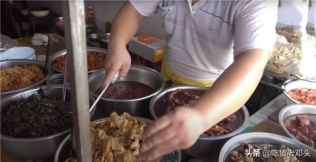 大叔菜場(chǎng)偷肉 被抓時(shí)肉還冒熱氣大叔菜場(chǎng)偷肉，現(xiàn)場(chǎng)被擒肉品熱氣騰騰——一次警示社會(huì)的行為曝光