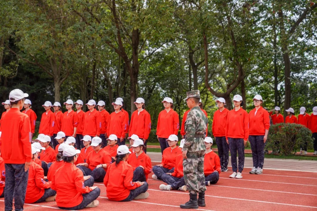 云南財(cái)經(jīng)職業(yè)學(xué)院軍訓(xùn)視頻云南財(cái)經(jīng)職業(yè)學(xué)院軍訓(xùn)紀(jì)實(shí)，青春熱血鑄軍魂