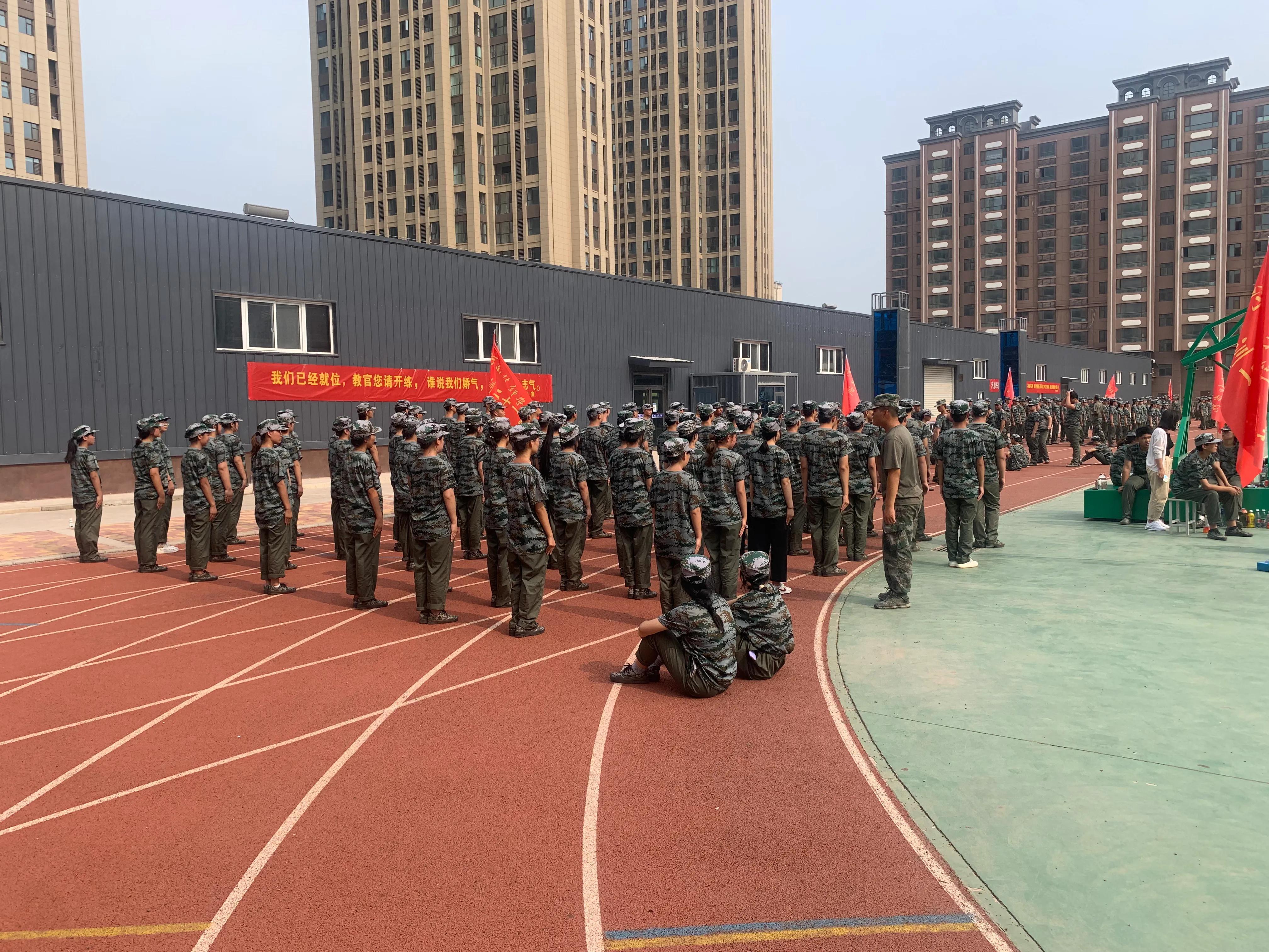 云南技師學院軍訓視頻云南技師學院軍訓視頻，展現(xiàn)學子風采與軍事素養(yǎng)