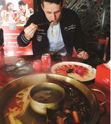 網(wǎng)友偶遇外國(guó)游客干嚼火鍋底料網(wǎng)友偶遇外國(guó)游客干嚼火鍋底料，跨文化美食體驗(yàn)的新奇碰撞