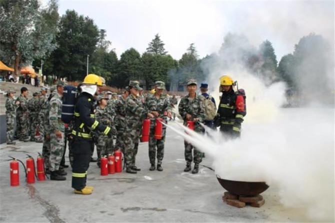云南農(nóng)業(yè)職業(yè)技術(shù)學(xué)院軍訓(xùn)云南農(nóng)業(yè)職業(yè)技術(shù)學(xué)院軍訓(xùn)紀實，錘煉意志，共筑未來