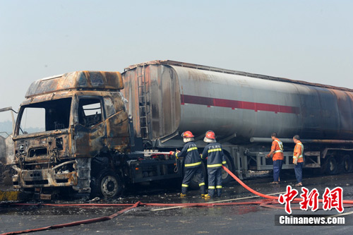 湖南一油罐車側(cè)翻起火 現(xiàn)場2人死亡據(jù)報(bào)道，湖南某地發(fā)生了一起油罐車側(cè)翻起火的事故，現(xiàn)場造成2人死亡。