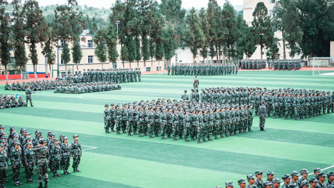 云南農(nóng)業(yè)職業(yè)技術(shù)學(xué)院軍訓(xùn)視頻小哨云南農(nóng)業(yè)職業(yè)技術(shù)學(xué)院軍訓(xùn)視頻小哨——青春熱血鑄軍魂