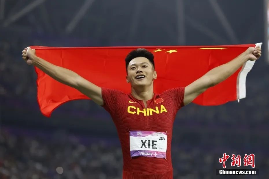 謝震業(yè)世錦賽100米無(wú)緣半決賽謝震業(yè)是一位中國(guó)田徑運(yùn)動(dòng)員，專(zhuān)長(zhǎng)是短跑項(xiàng)目。在之前的一些比賽中，他取得了不俗的成績(jī)。然而，在某一屆世錦賽的百米比賽中，他未能進(jìn)入半決賽。