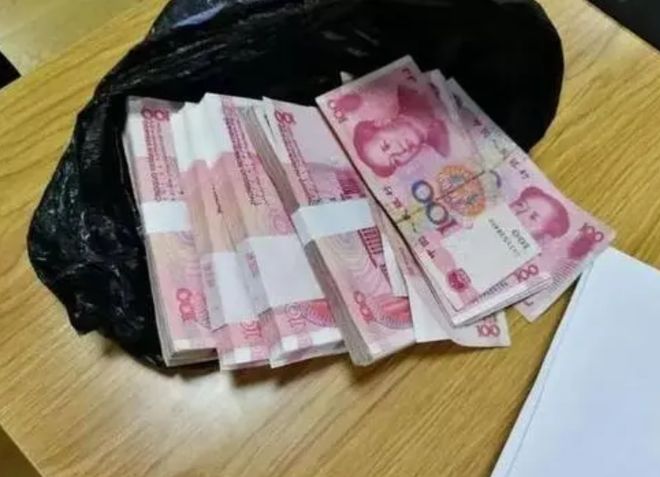 山東一女子把萬元現(xiàn)金當(dāng)垃圾扔了山東女子誤將萬元現(xiàn)金當(dāng)垃圾丟棄，教訓(xùn)與反思