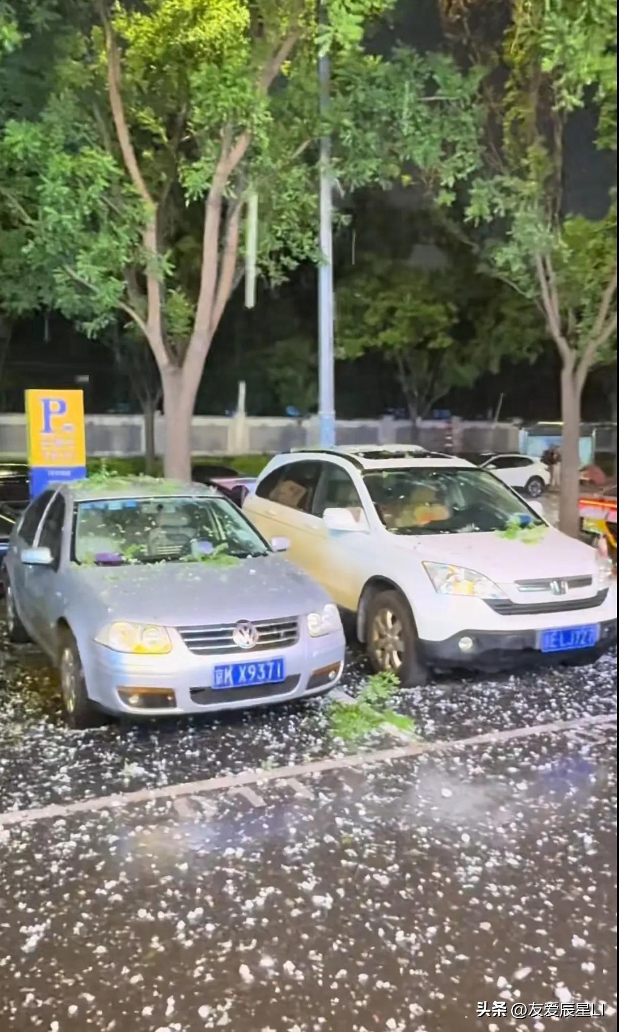 北京冰雹：車蓋被砸出“氣泡膜”北京冰雹襲擊，車輛受損嚴重，車蓋被砸出氣泡膜