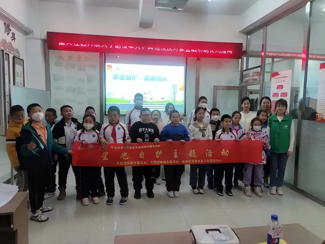 一桶羽毛球大概多長(zhǎng)一桶羽毛球的長(zhǎng)度并不是固定的，其長(zhǎng)度取決于羽毛球的規(guī)格和數(shù)量。通常來(lái)說(shuō)，一桶羽毛球的長(zhǎng)度可能在20厘米至30厘米之間。