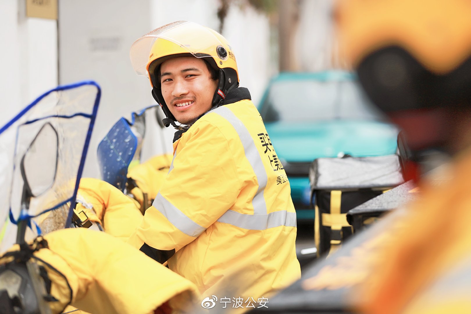 幫助走失兒童歸家的外賣小哥找到了近日，一則關(guān)于外賣小哥幫助走失兒童歸家的消息引起了廣泛關(guān)注。這位外賣小哥的行為展現(xiàn)了社會(huì)的正能量和愛心，值得贊揚(yáng)和表彰。