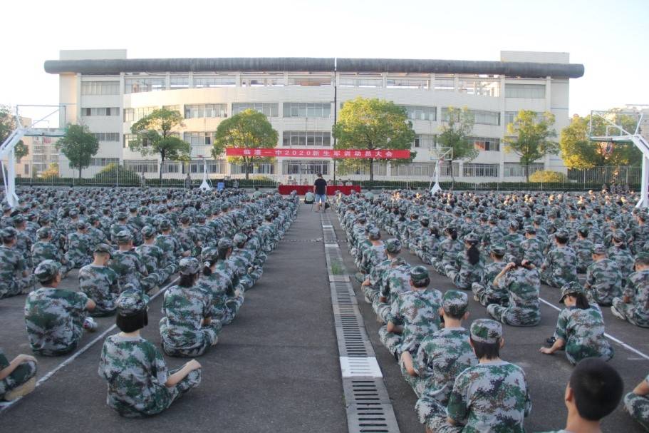 云南一職校軍訓致17人缺氧？校方回應(yīng)云南一職校軍訓致學生缺氧事件，校方回應(yīng)與深度解析