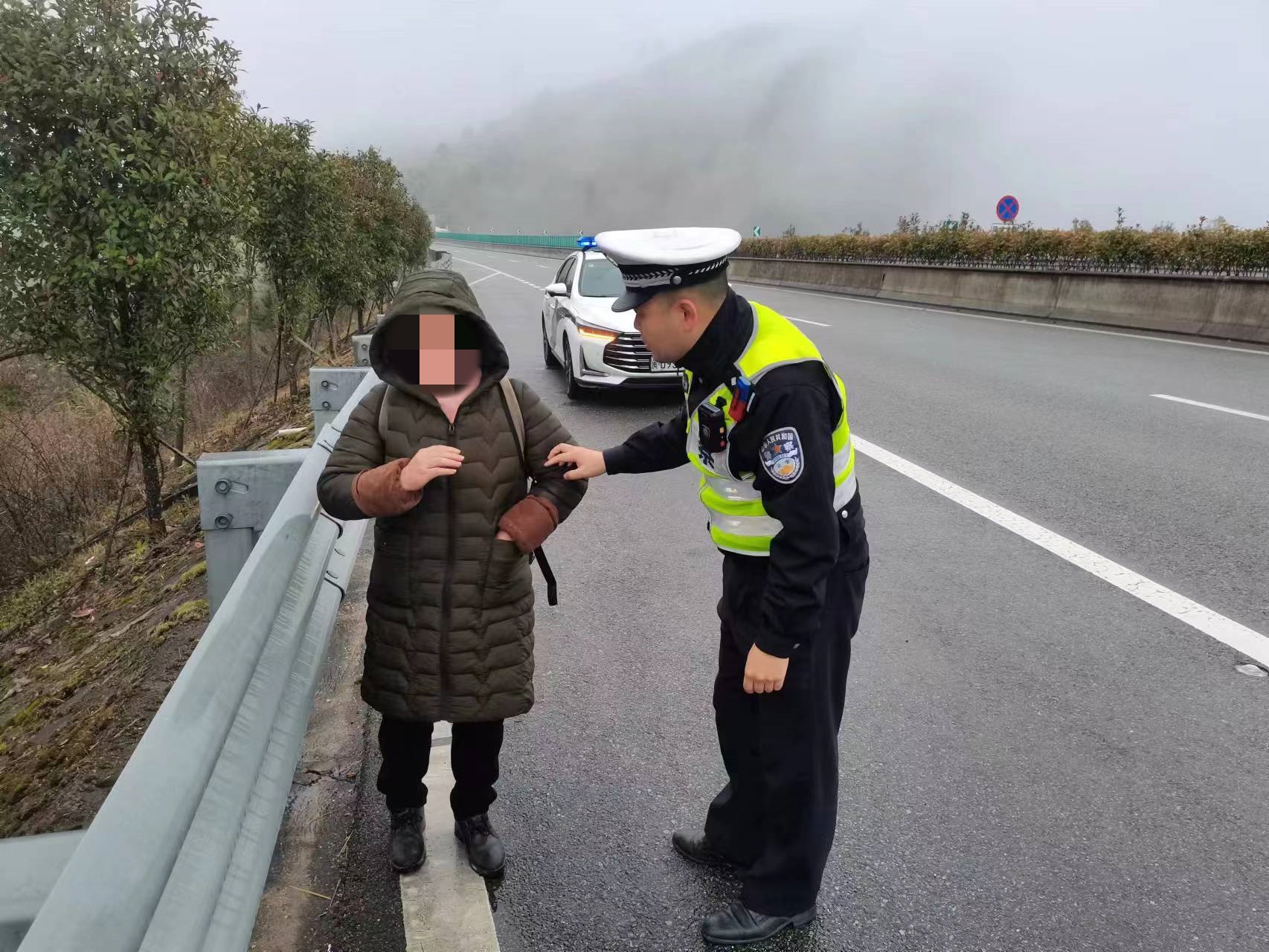 高速路上夫妻倆吵架高速路上夫妻倆吵架，情感沖突與公共行為的反思