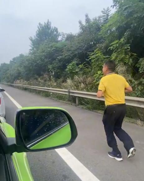 高速上吵架下車在高速公路上吵架并下車是非常危險(xiǎn)和不負(fù)責(zé)任的行為。高速公路上的車速非?？欤囕v之間的間距非常近，這樣的行為不僅危及自身安全，還可能危及他人的生命和財(cái)產(chǎn)安全。