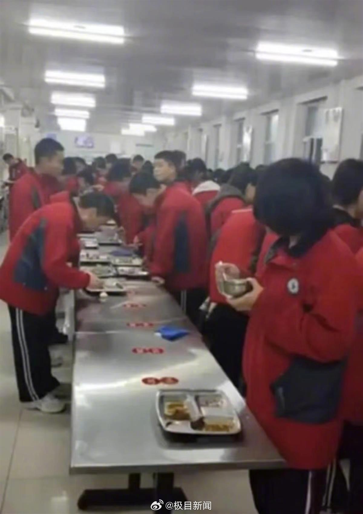 學(xué)生在食堂站著吃飯學(xué)生在食堂站著吃飯，一種現(xiàn)象背后的原因與探討