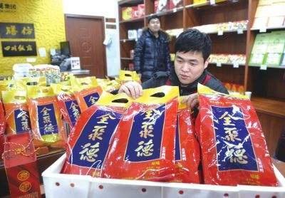 西貝多種蔬菜為冷凍是的，西貝多種蔬菜可以采用冷凍的方式進(jìn)行保存。冷凍是一種有效的保存蔬菜的方法，可以延長(zhǎng)其保質(zhì)期并保持良好的食用品質(zhì)。在冷凍過(guò)程中，蔬菜中的水分會(huì)結(jié)冰，這有助于減緩蔬菜的腐敗和變質(zhì)過(guò)程。