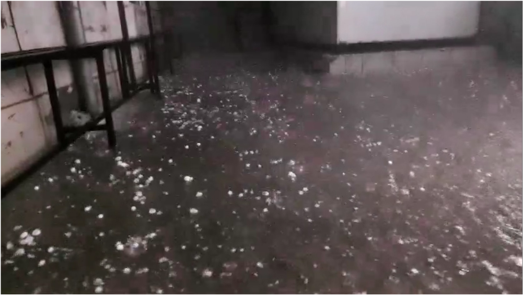 北京山區(qū)有小冰雹北京山區(qū)遭遇小冰雹襲擊，天氣突變下的山區(qū)狀況