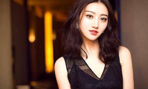 唐嫣得金鷹女神是靠什么電視劇唐嫣獲得金鷹女神的稱號(hào)主要是基于其多部電視劇的出色表現(xiàn)。特別是仙劍奇?zhèn)b傳三和夏家三千金等電視劇的播出，使唐嫣受到了廣泛關(guān)注與喜愛(ài)。因此，可以說(shuō)唐嫣是因?yàn)槠湓陔娨晞☆I(lǐng)域的卓越表現(xiàn)而獲得金鷹女神的稱號(hào)。